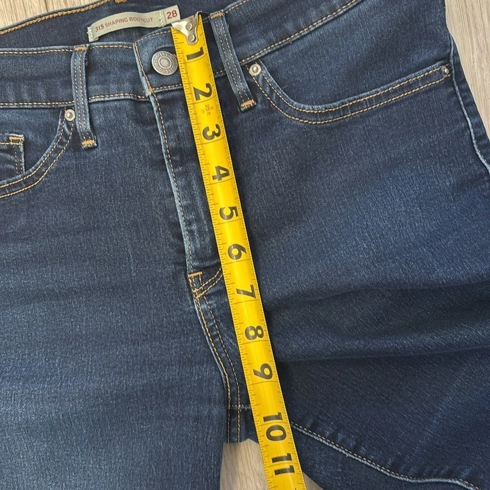 Levi’s 315 Shaping Bootcut in Dark Wash size 28